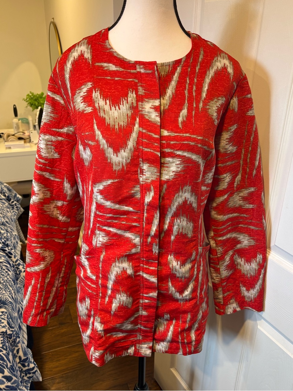 Chicoโs Size 2 Red Abstract Ikat Print Lightweight Jacket L 12/14